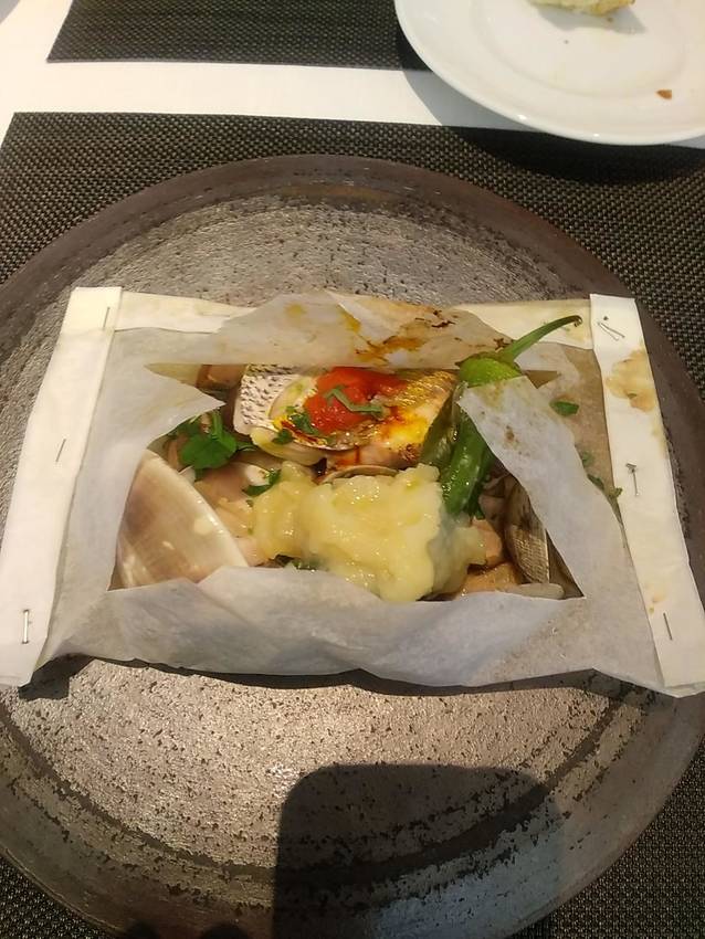 真鯛とあさり、はまぐりの紙包焼...
