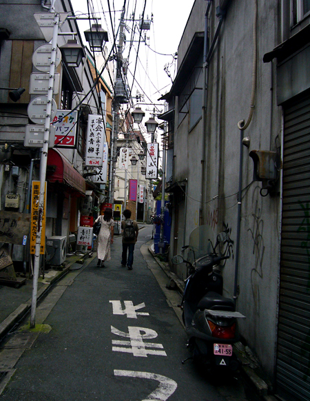 路地裏（神田川にて）・・・。