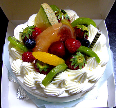 フルーツたっぷりケーキ…。