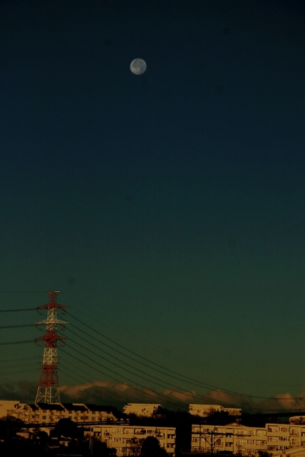 早暁の月に・・・。
