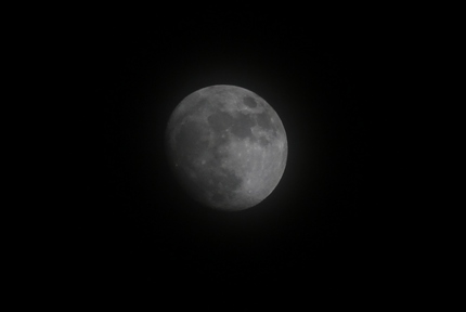 十三夜の月・・・。