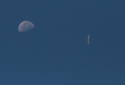 月と飛行機・・・。