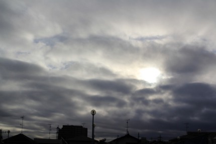 早朝は東の空は雲でいっぱい・・...