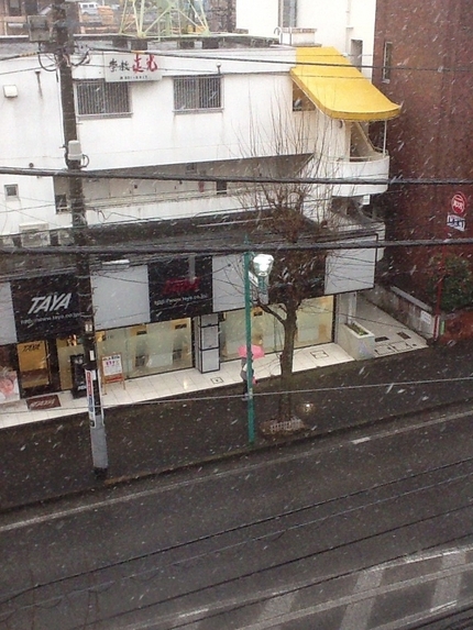 雨が雪に変わった…。