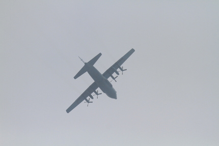 曇りの空を飛行機が・・・。