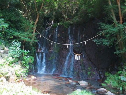 簾のような細く流れ落ちるのがい...