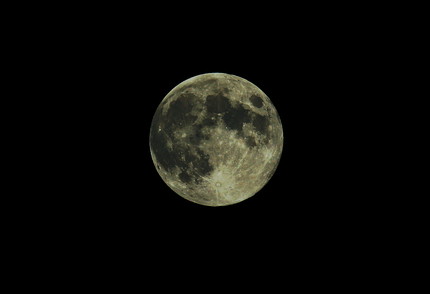 中秋の名月（夜空に浮いてます）