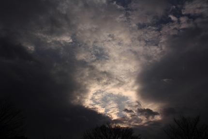 雨降る前の空・・・。