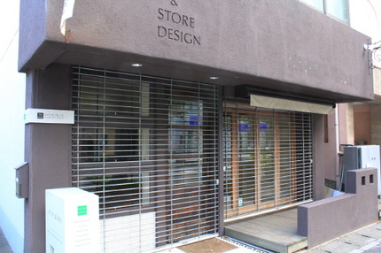 お店の前にあった花もすべて撤去...