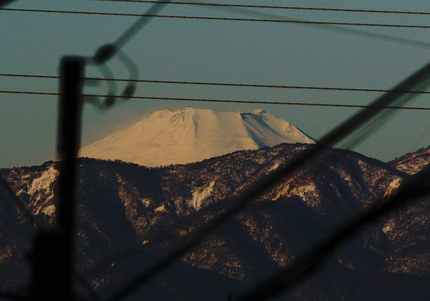 富士山の右側を見ると吹雪いてる...