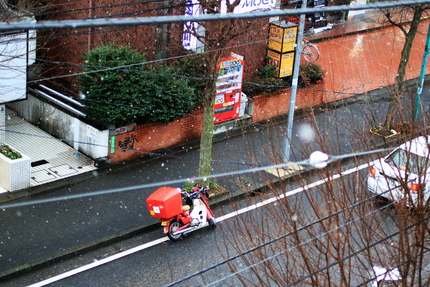 雨が雪に変わりました。 まだ小...