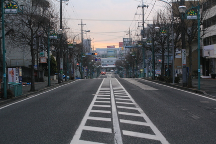 どんよりして車も人もいないので...