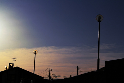 東の空には雲が広がってる感じで...