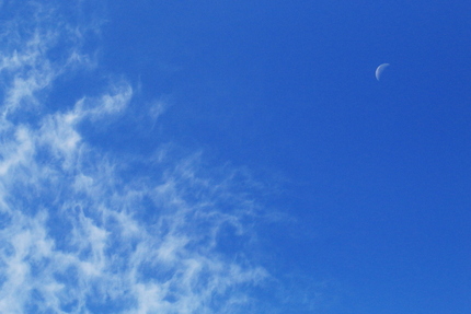 三日月とさざ波のような雲が出て...
