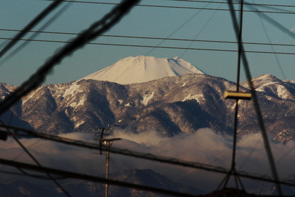 電線が邪魔ですが、 雲が湧いて...