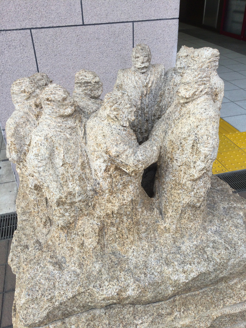 駅前の彫像。