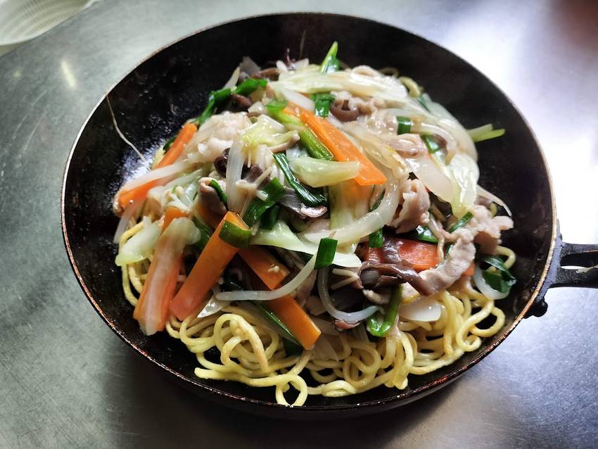 お昼　は　焼きチャン 野菜不足...