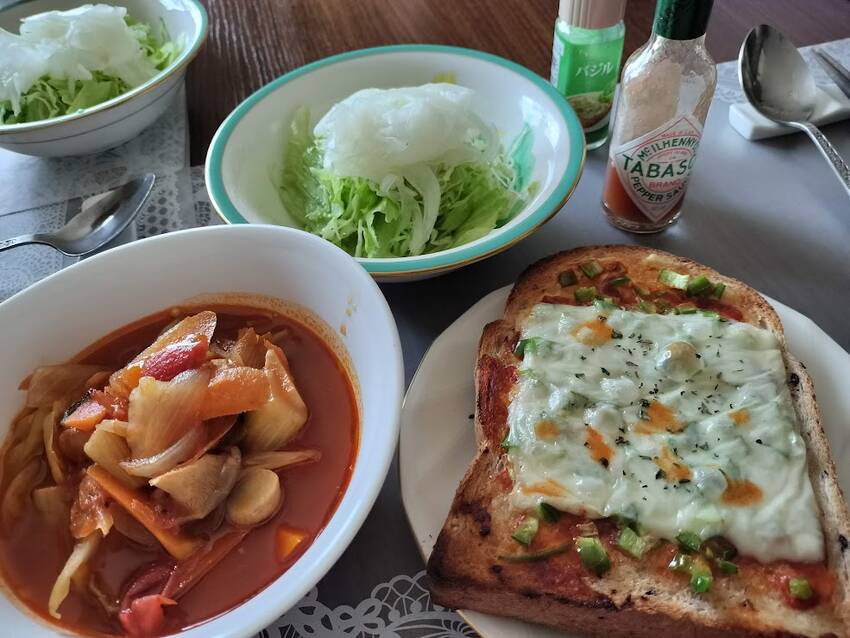 お昼 もち麦パンでピザ風トース...