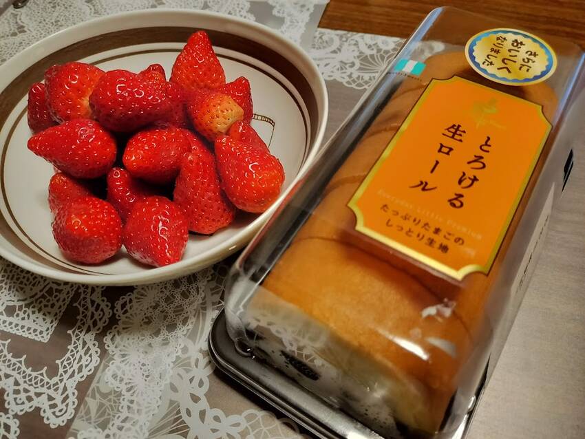 夕飯後 デザート ロールケーキ...