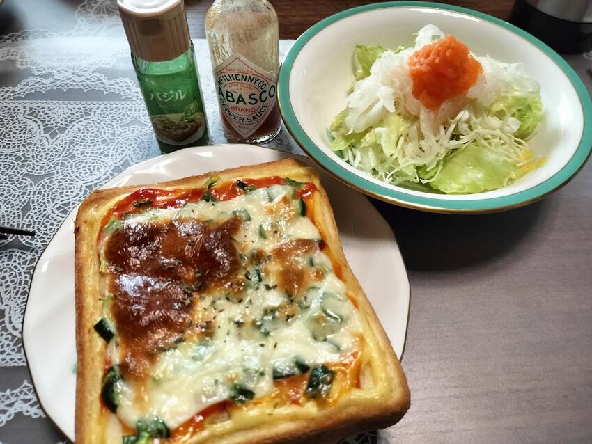 昼食 ピザトースト 今回 トマ...