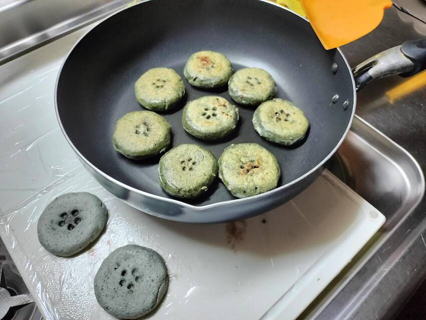 生地に餡子を包んで フライパン...