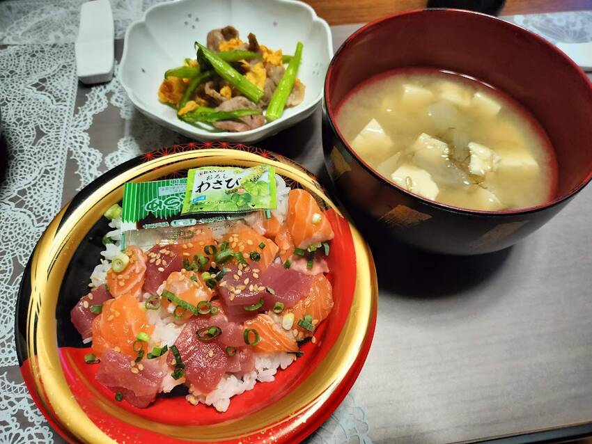昼食 海鮮丼 息子の仕事に合わ...