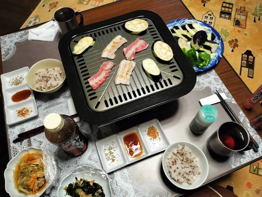 夕飯 の おかず休日は 焼くだ...