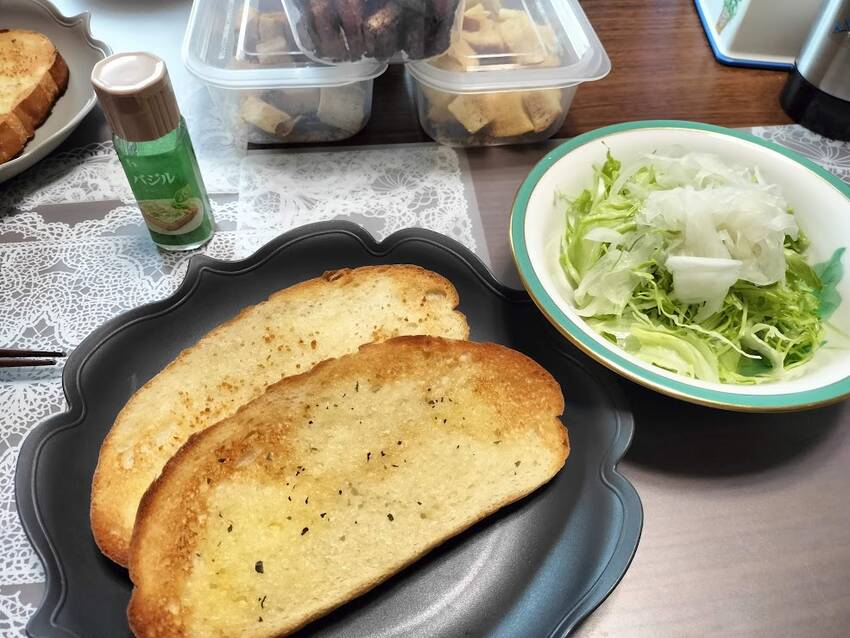 昼食 ガーリックトーストラスク...