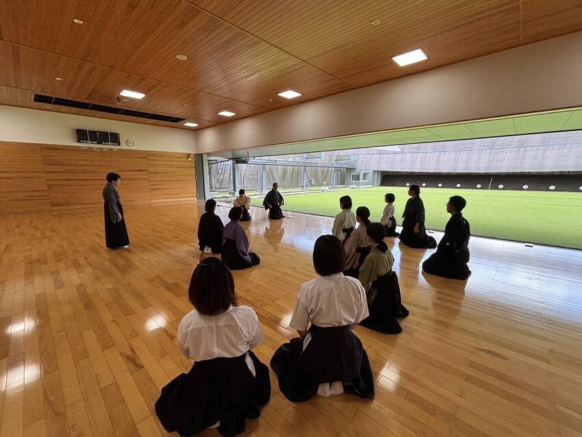 矢番え動作のお手本をみせていた...