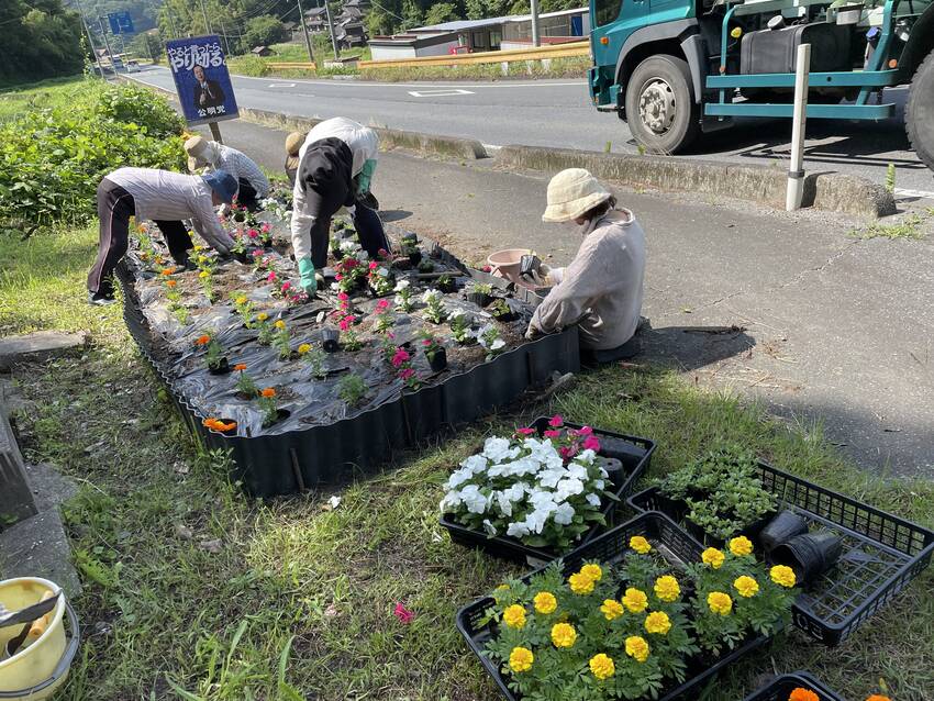 ☝️バス停前の花壇