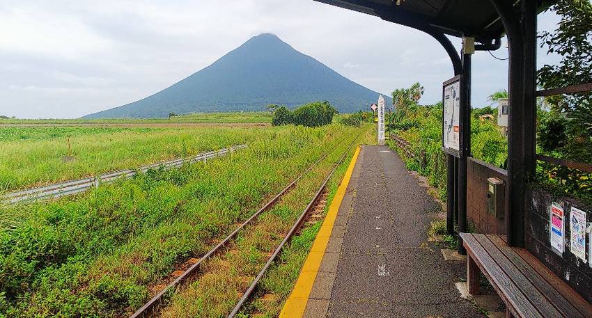 JR西大山駅のホームは開聞岳が...