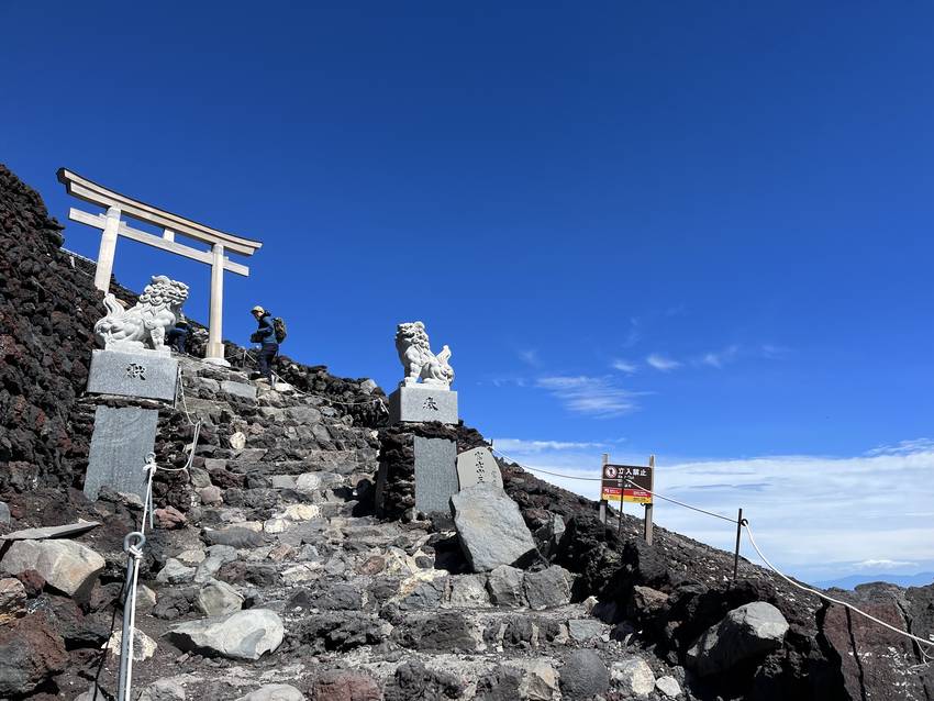 富士山頂の鳥居、実は八合目から...