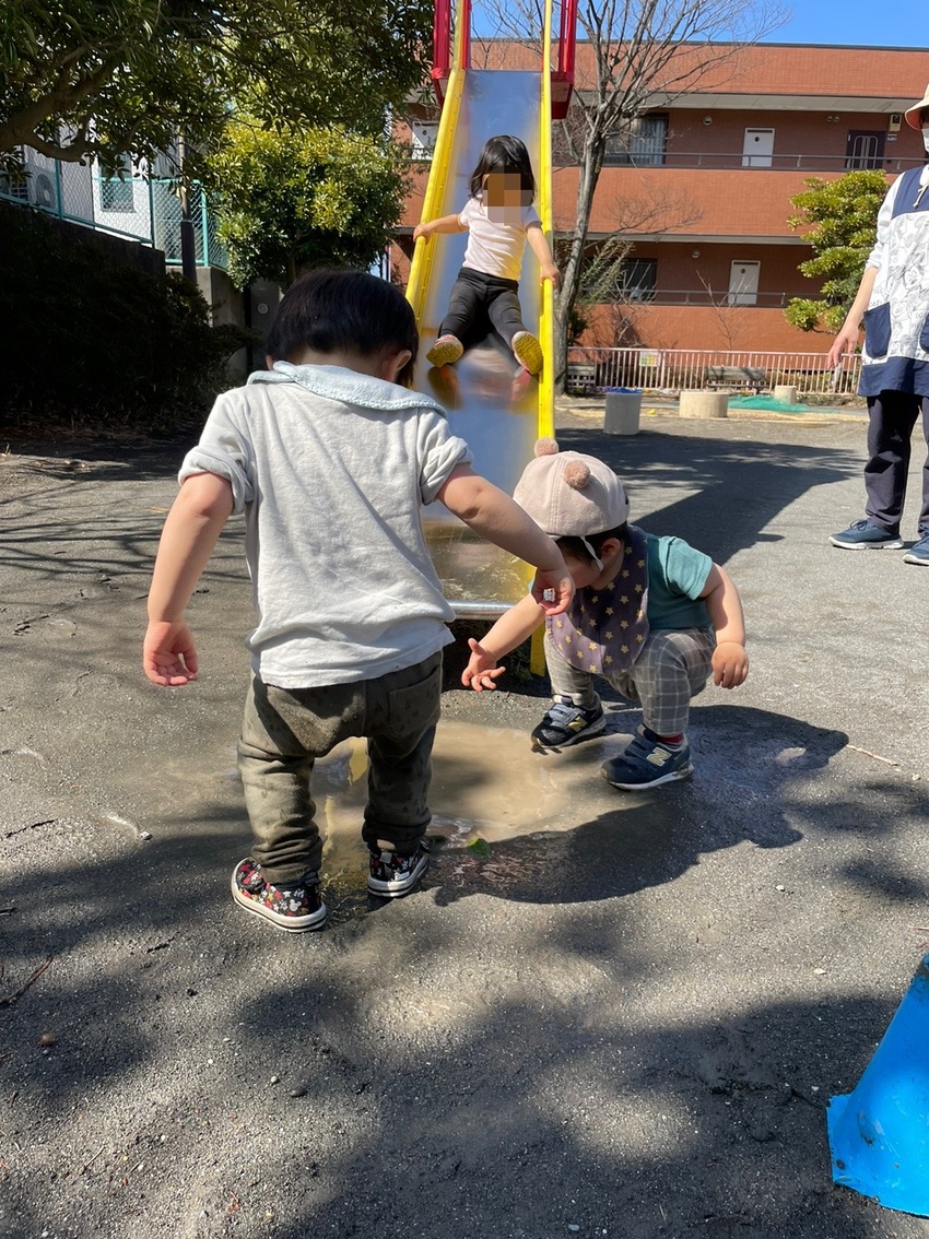 すべり台の下に大きな水たまり！