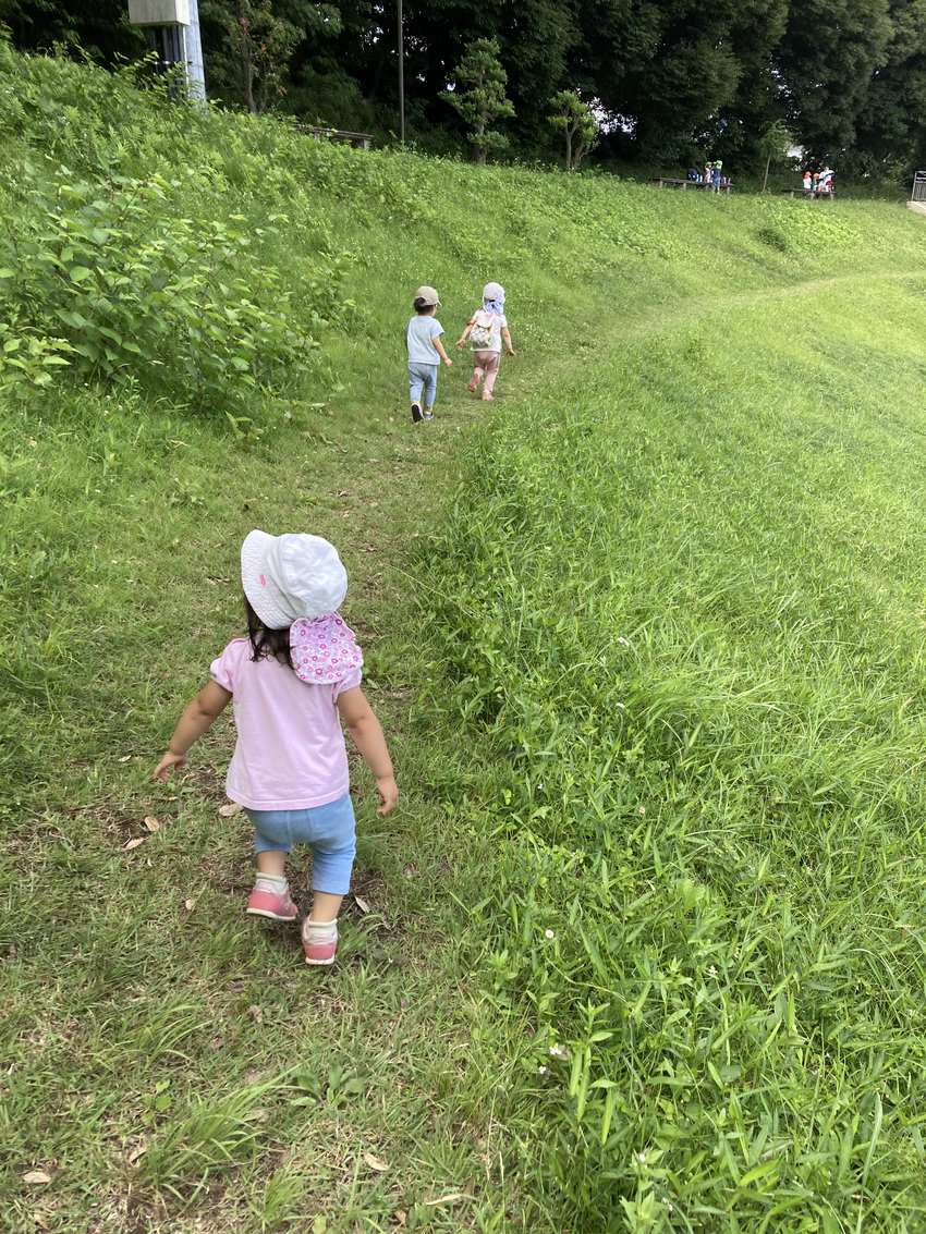 長ーい道をタッタカ走ります