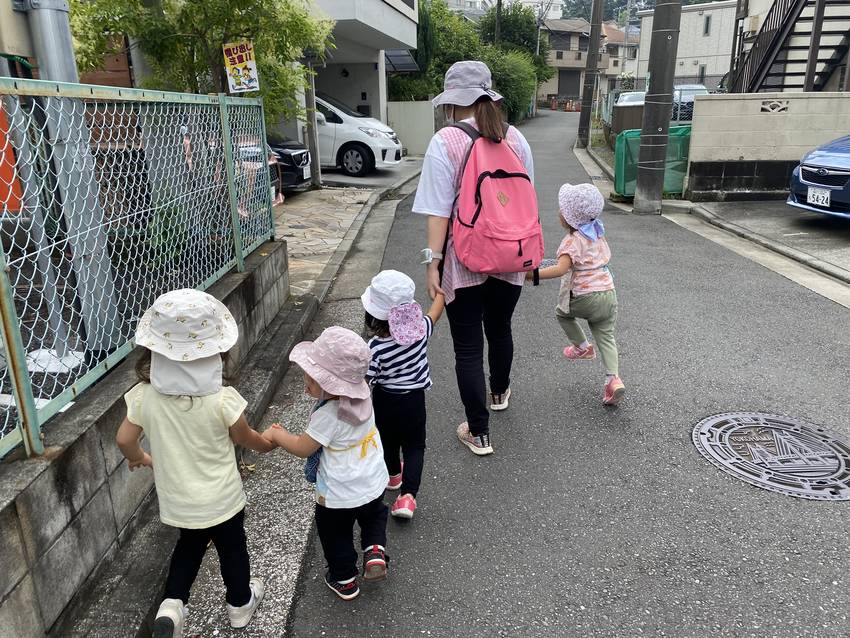 仲良く手を繋いで歩こう!心はい...