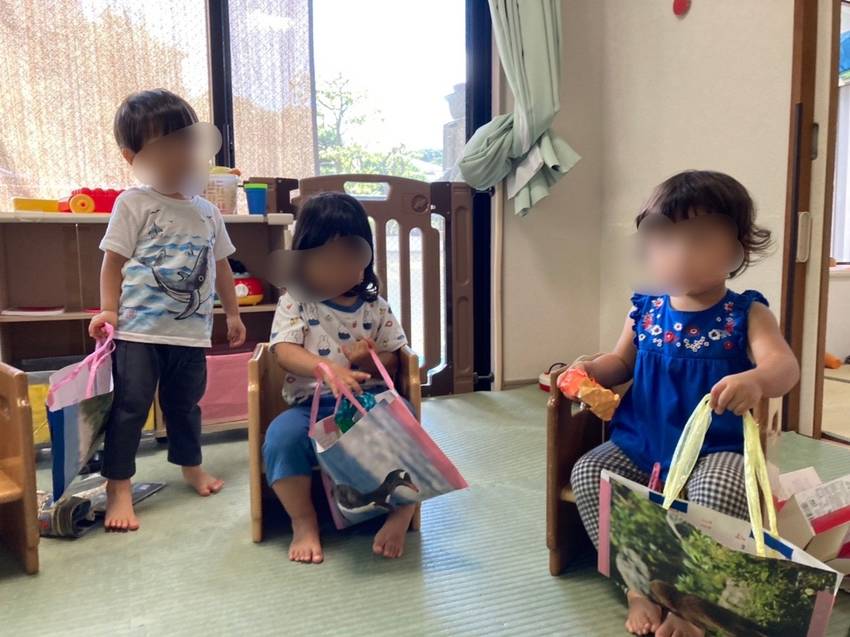 1歳児3人もマイバッグを持って...