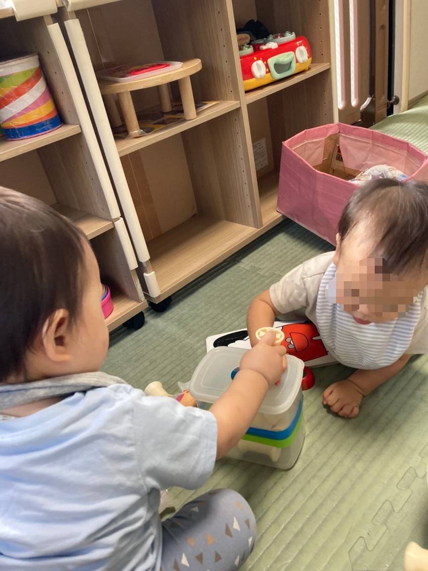 0歳児くんふたりでぽっとん落と...