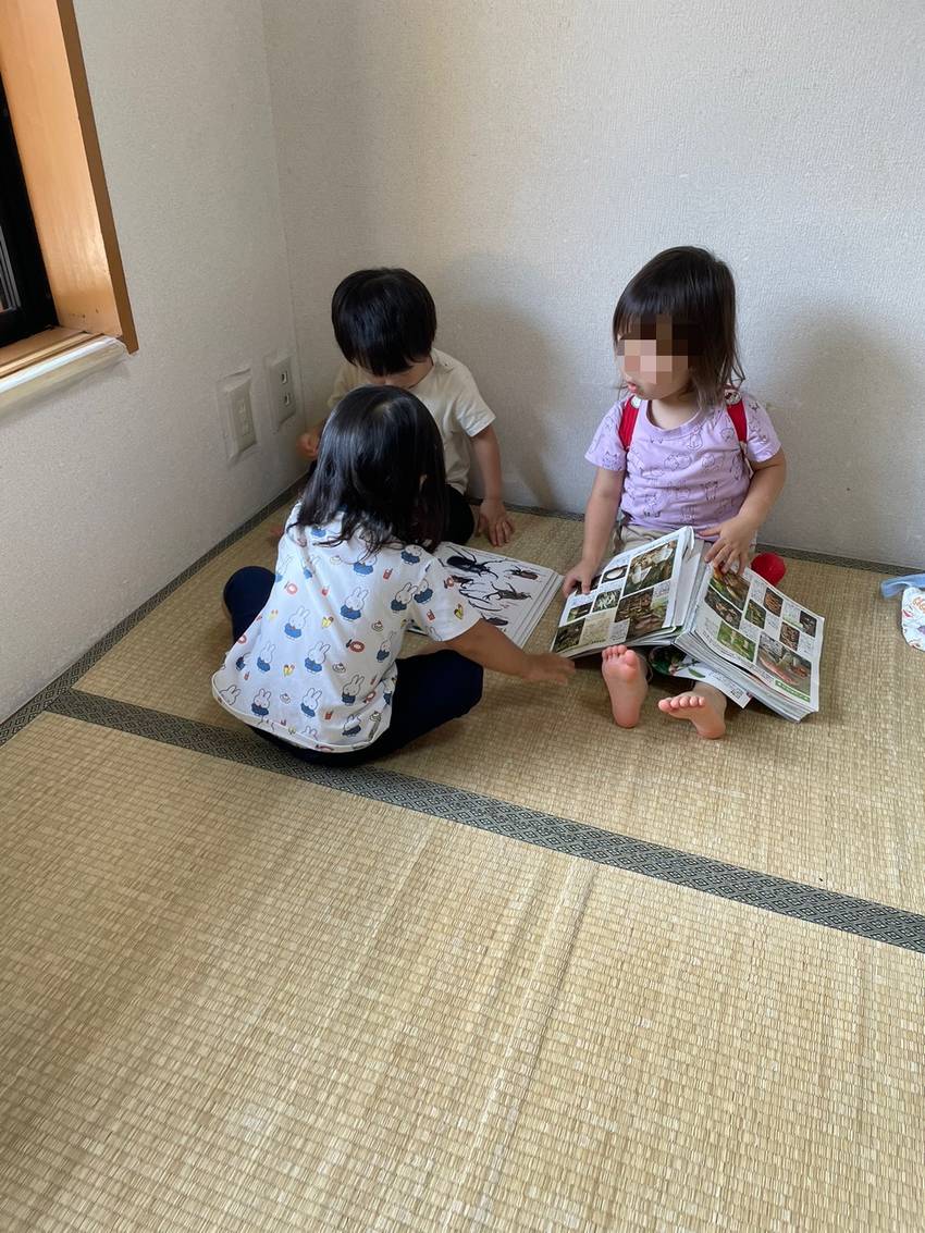 お部屋の端っこで、事典を広げて...