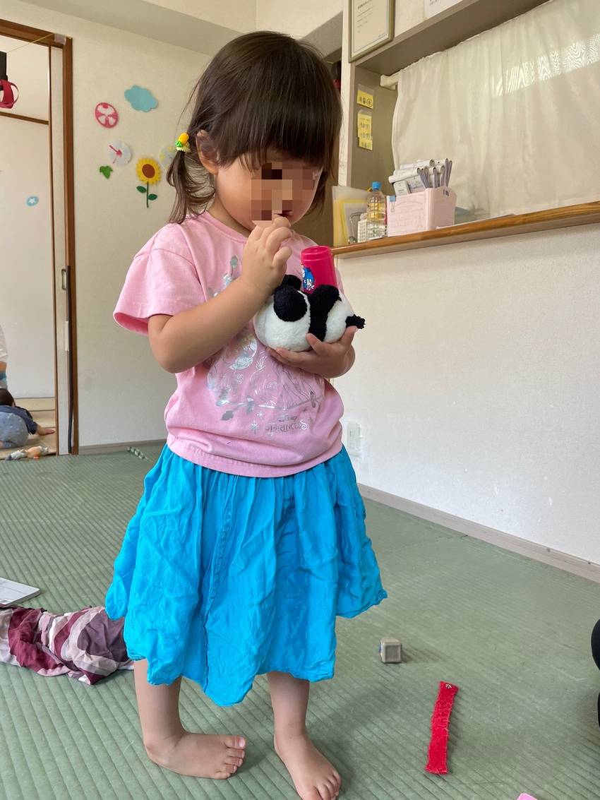 これは赤ちゃん、ミルクあげてる...