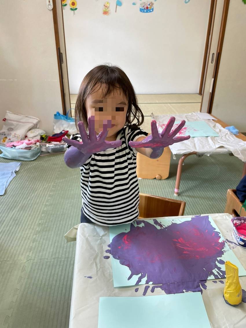 腕まで絵の具まみれ🤣 大胆に楽...