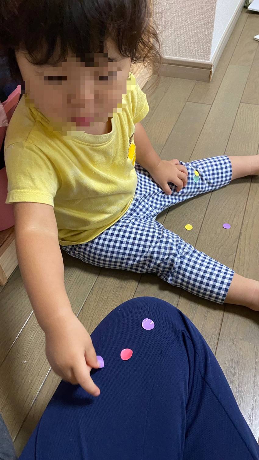 先生のズボンにも貼っちゃおう〜