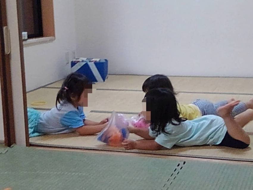 遊び方は色々 寝転がって何して...
