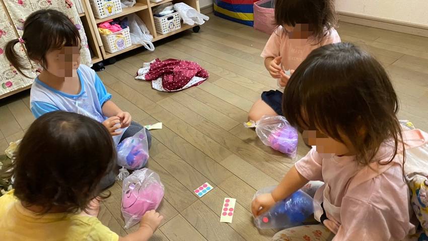 女の子チームはシールも貼ること...
