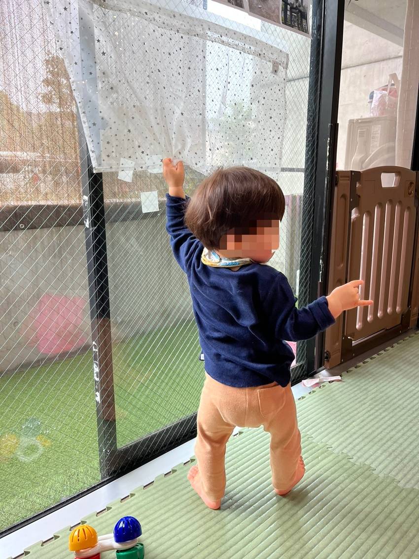 ひらひらカーテン触るの楽しい!