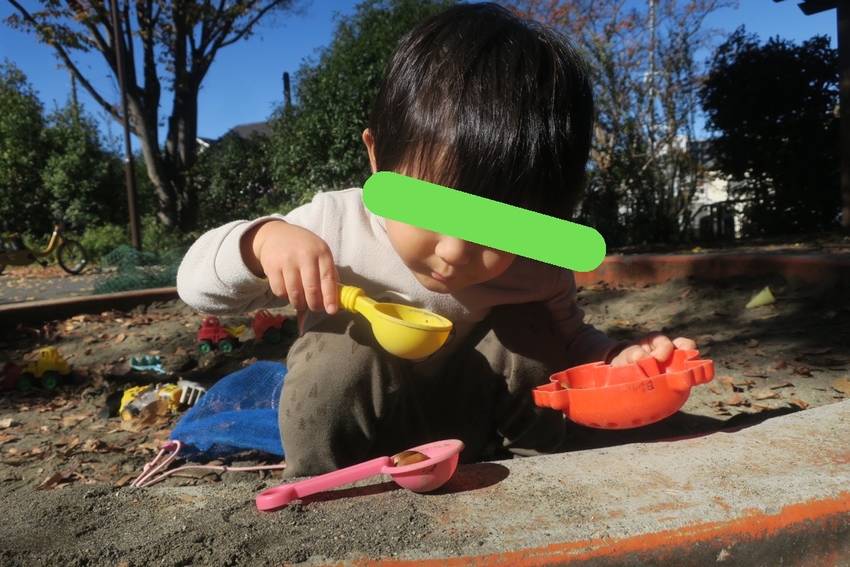 すくって、食べる真似をして、別...