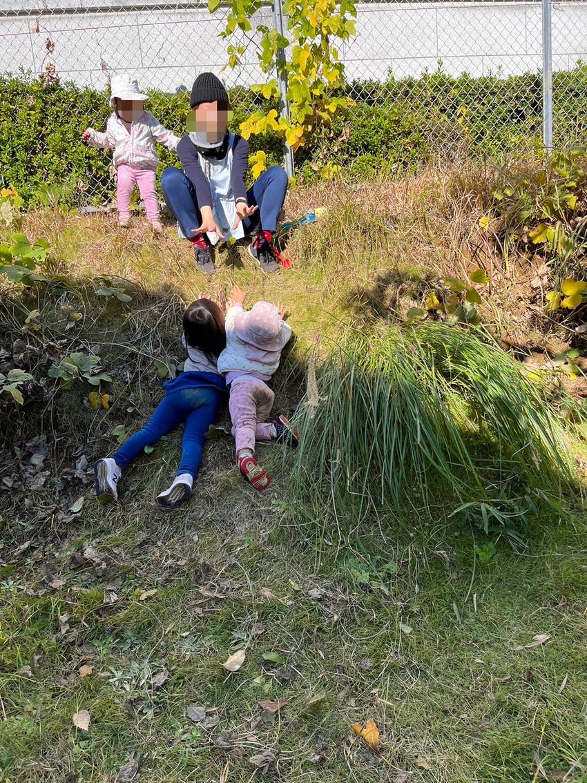 助けて〜💦 坂道で手を伸ばし助...