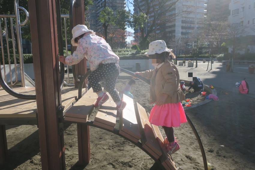 私たちも登るわよ♪ つま先を隙...