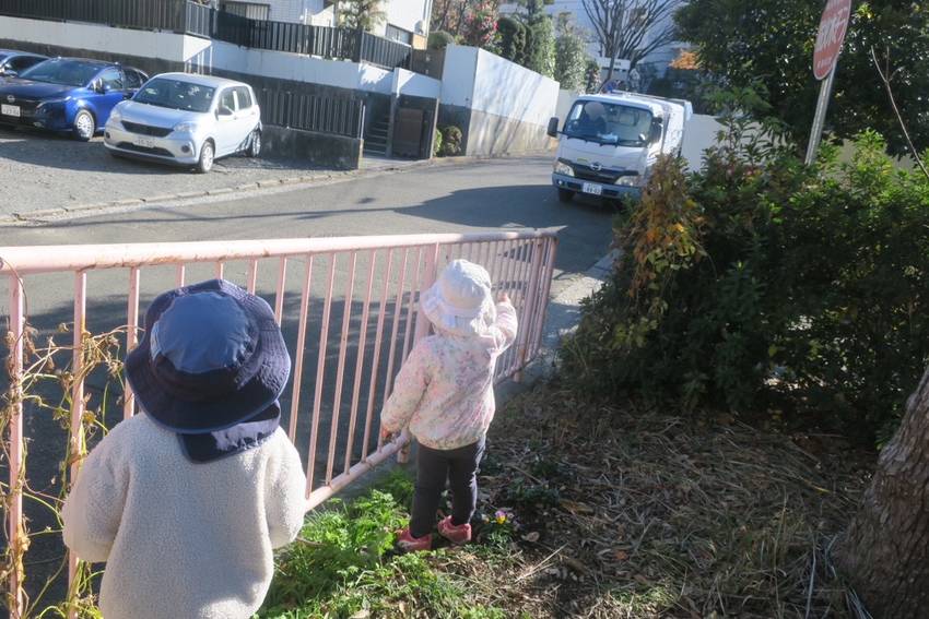 あれ?通り過ぎて向こうにいるよ...