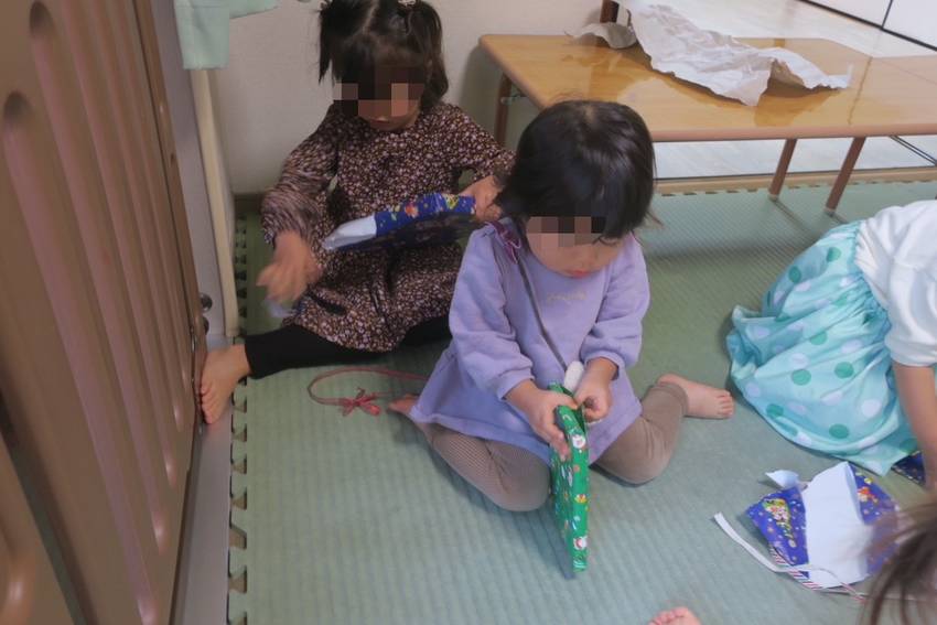 もらったプレゼントを みんなで...