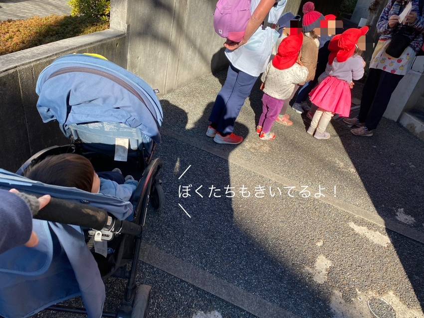 後ろでもも組さんも話を聞いてい...